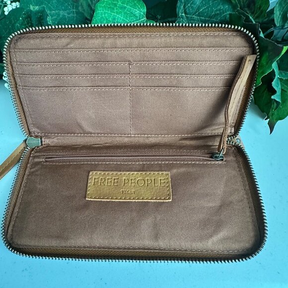Free People Vegan Leather Wristlet Wallet With Zippered Pocket & Card Slots - Picture 4 of 7